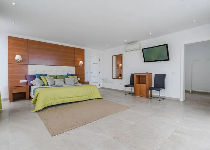 Villa Riviera De 4 Dormitorios Con Piscina.